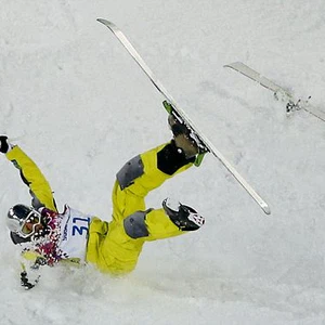 المتسابق ديميتري بارماشوف يفقد أحد أدوات التزلج أثناء سقوطه المؤلم