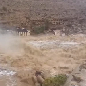 بالفيديو : سيل جارف يداهم أحد المنتجعات السياحية في أحد مناطق سلطنة عمان بسبب اشوبا