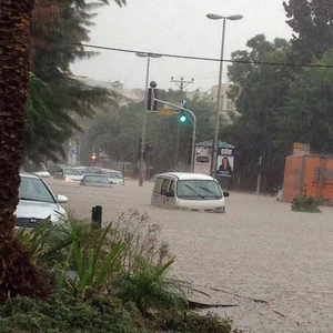 السيول تجرف الشوارع في مدينة عسقلان بفلسطين