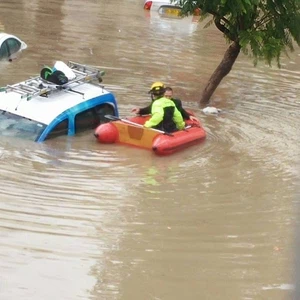 السيول تجرف الشوارع في مدينة عسقلان بفلسطين