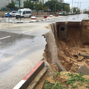 السيول تجرف الشوارع في مدينة عسقلان بفلسطين