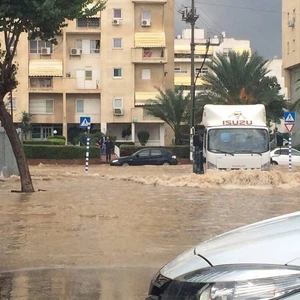 السيول تجرف الشوارع في مدينة عسقلان بفلسطين