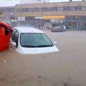 السيول تجرف الشوارع في مدينة عسقلان بفلسطين