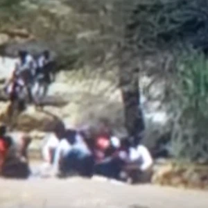 إنقاذ مواطن احتجزته السيول داخل سيارة في "حيمة " عسير