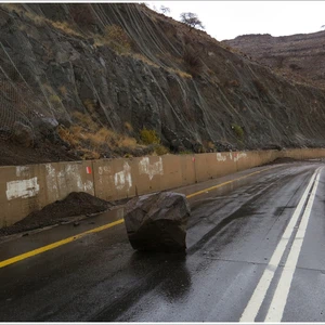 سقوط الحجارة من المرتفعات الوعرة هو أحد أكبر الأخطار على السائقين