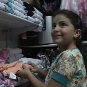 الأطفال يشترون ملابس العيد