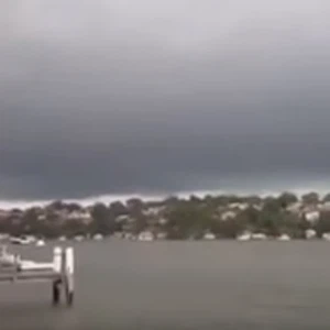 نجاة شاببن من الموت بعد تعرضهما لصاعقة في أستراليا