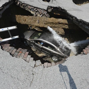 حفرة  ظهرت فجأة وابتلعت سيارة فتاة تدعى باميلا، في ولاية أوهايو بأمريكا، 3 يوليو/تموز 2013