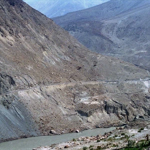 طريق كاراكوروم السريع، يربط بين باكستان والصين، وقد تم جرفه في أواخر الستينات.