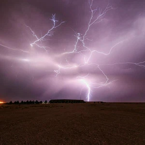 البرق يحول ليل القصيم إلى ما يُشبه النهار