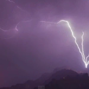 بالفيديو: شاهد البرق يخرج من الجبل على هيئة بركان