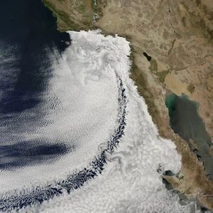 غيوم تغطي مساحات واسعة من سواحل كاليفورنيا يوم 14-4-2013