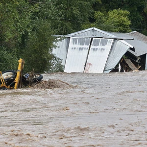 الفيضانات والسيول تدمر المنازل 