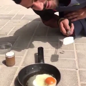 بالفيديو.. قلي البيض على حرارة الشمس الحارقة في دبي!