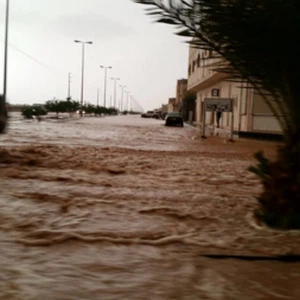 القريات: إعصار قمعي نادر وسحب مرعبة تُغرق المدينة بمياه الأمطار 