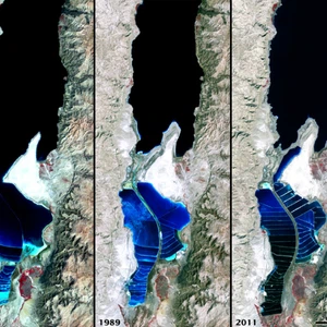 مُقارنة لشكل البحر الميت من الفضاء بين أعوام 1972 و 2011