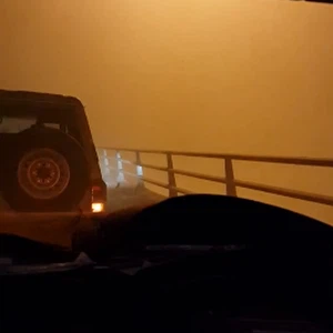 عاصفة رملية قوية توقف الحركة ببعض طرق جدة 