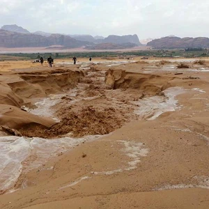 السيول تتشكل في الديسة عقب الهطول الغزير للأمطار