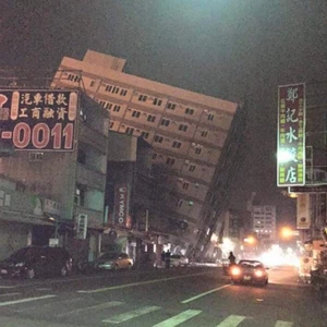 مشاهد مروعة لمباني تفترش الطريق بعد زلزال تايوان المدمر  