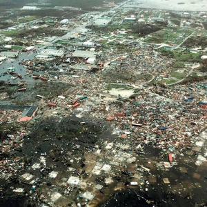 أمريكي يراقب إعصار دوريان وهو يدمر منزله من كاميرا جرس الباب