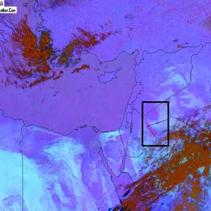 السعوديون يوثقون حجم الغبار المرافق لعاصفة "مظلمة"