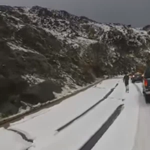 جبال القرى في الباحة ترتدي حلتها البيضاء 