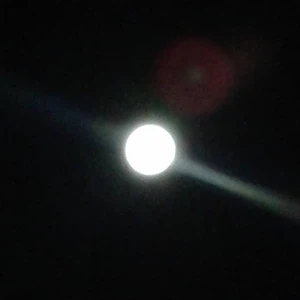 صورة  يظهر القمر فيها  بوضوح من  فطوم النادي