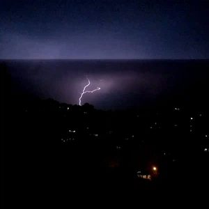 البرق في الأفق الشمالي من العاصمة عمان 