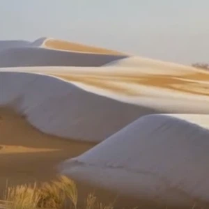 الصقيع يتلألأ على الكثبان الرملية في صحراء النفود 