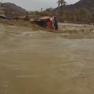 إنقاذ شخص انقلبت شاحنته في سيل منقول بوادي ترج بيشة