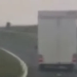 هبة رياح تقلب شاحنة صغيرة بـ 3 ثوان 