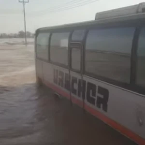 السيول تحتجز حافلة تُقل 50 راكباً غرب مكة 