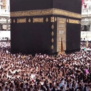 لزوار البيت الحرام.. تجنبوا الممارسات الخاطئة التالية عند طوافكم بالكعبة 