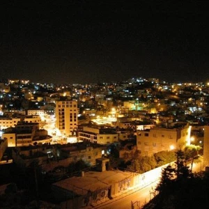 مدينة الخليل ليلاً