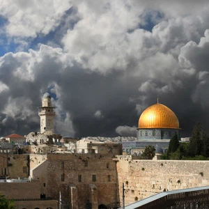 الجمعة وحتى الأحد: أجواء أكثر برودة من المُعتاد لمثل هذا الوقت من العام ، وزخات من المطر متوقعة خاصةً السبت