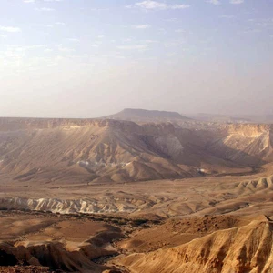 زخات محلية رعدية من المطر متوقعة أحياناً ما بين مساء الأربعاء وحتى عصر الجمعة