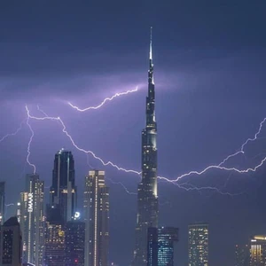 Émirats | Des nuages d'orage affectent la côte d'Abou Dhabi et les risques de pluie persisteront dans les prochaines heures.