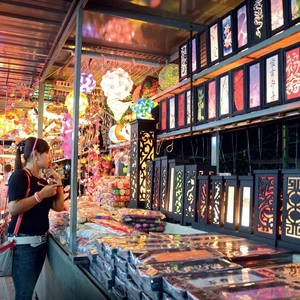 السوق الليلي "باتو فرينجي" في بينانج بماليزيا