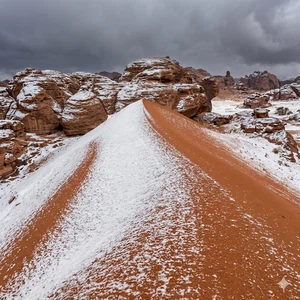 Something unexpected is happening in the Tabuk desert… the sand disappears under the hail within minutes!