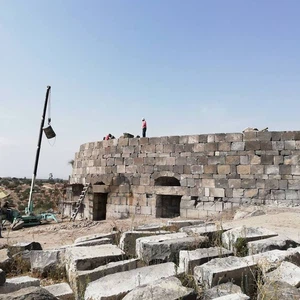 ترميم المدرج الغربي في مدينة جدارا ( أم قيس ) الأثرية  بشمال الأردن 