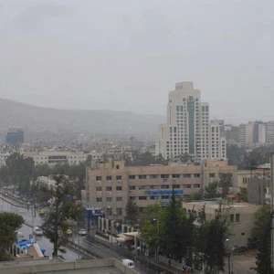 انخفاض تدريجي على درجات الحرارة وأمطار على فترات خلال الأيام القليلة القادمة