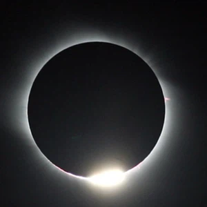 الأرض تشهد الخسوف الكلي الثالث في أقل من عام 