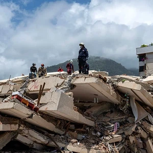 Venezuela in crisis: Death toll from two earthquakes rises to 1,719, fears grow for the fate of thousands missing.