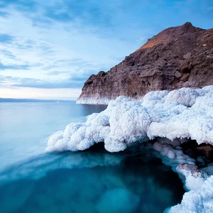  قبل 69 عاماً... بتاريخ 6 فبراير الثلوج تزور البحر الميت وتكسوه بالأبيض  