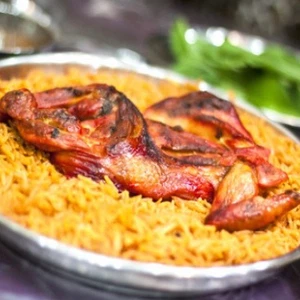 طريقة عمل المندي بالدجاج بنكهة الفحم