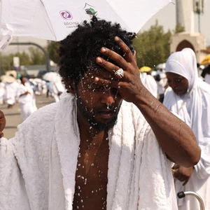 حجاج بيت الله الحرام يواصلون تأدية مناسك الحج وسط درجات حرارة مرتفعة وطقس حار