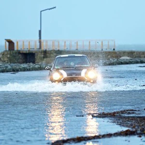 إيرلندا .. العاصفة إليانور تسبب سيولا وأضرارا على الساحل الغربي