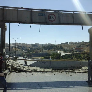 سقوط جسر للمشاة على اوتوستراد عمّان - الزرقاء
