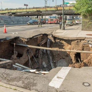 بالصور: حفرة ضخمة تبتلع شارعاً في مدينة نيويورك