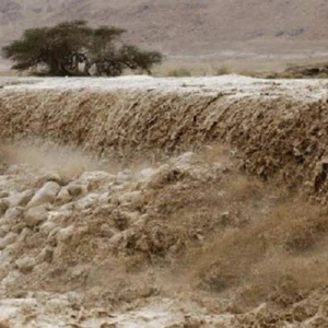 مندوب طقس العرب  ينقل لنا مشاهد للسيول المنقولة في منطقة جرف الدراويش الان
